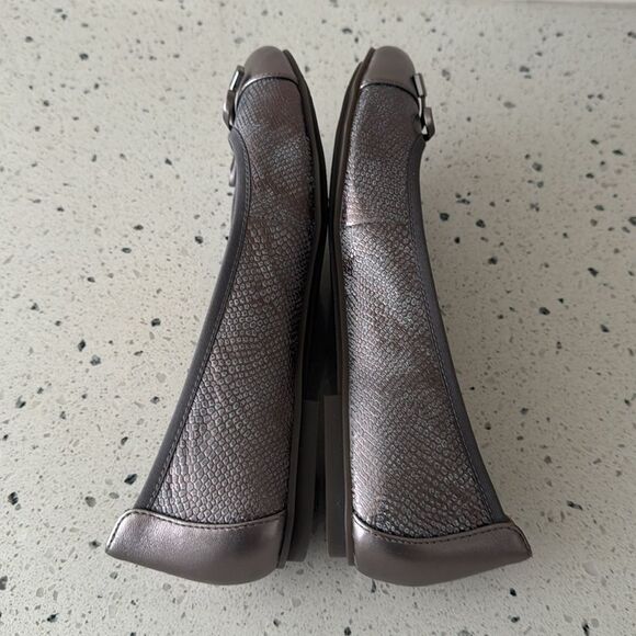 Vionic Silver Flats with Bow Detail - Picture 3 of 12